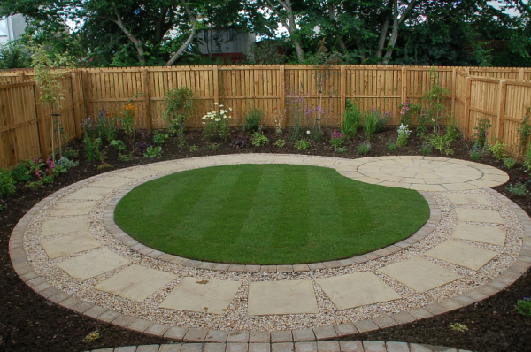 Taman dengan jalur setapak yang melingkar